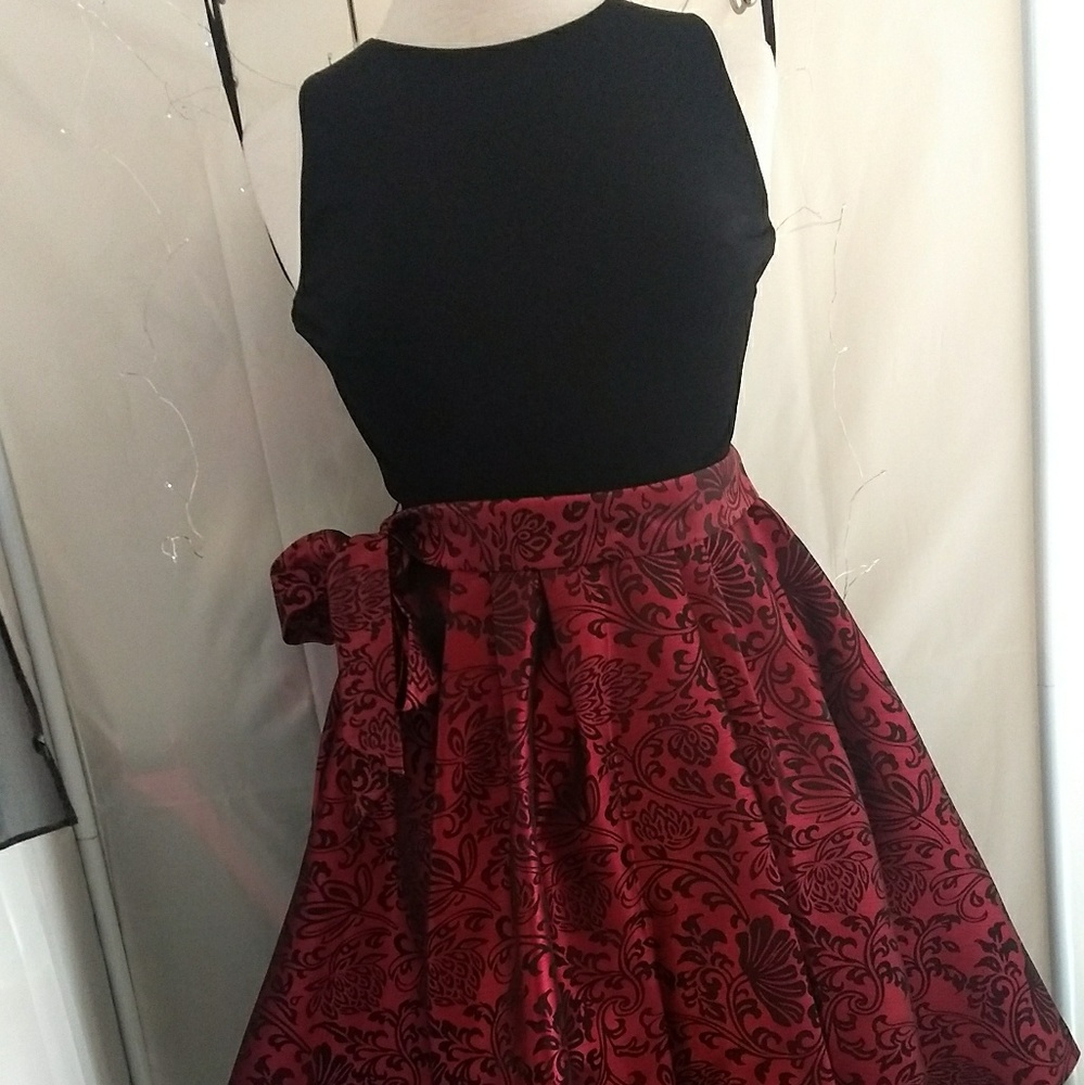 Eliza J cocktail dress, black/drk red size 2